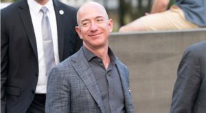 jeff bezos sorrindo