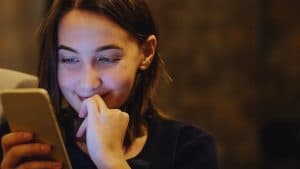 Jovem usando celular