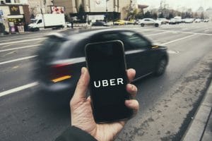 Smartphone com logo da Uber