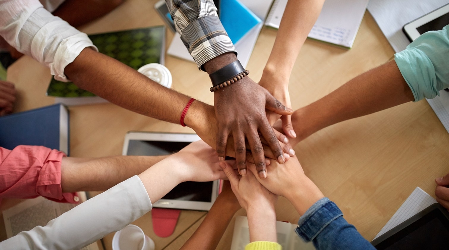 várias mãos se unem