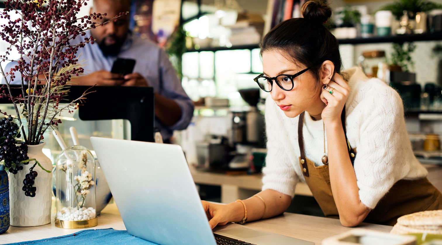PME, pequeno negócio, mulher, notebook
