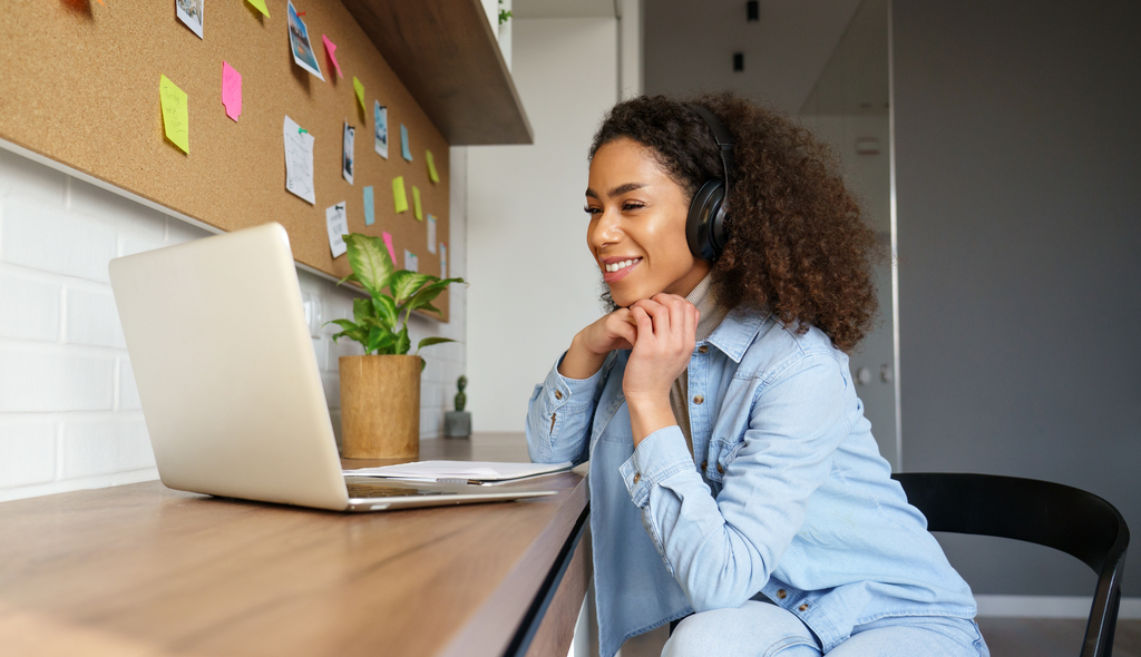 mulher trabalho remoto tecnologia home office
