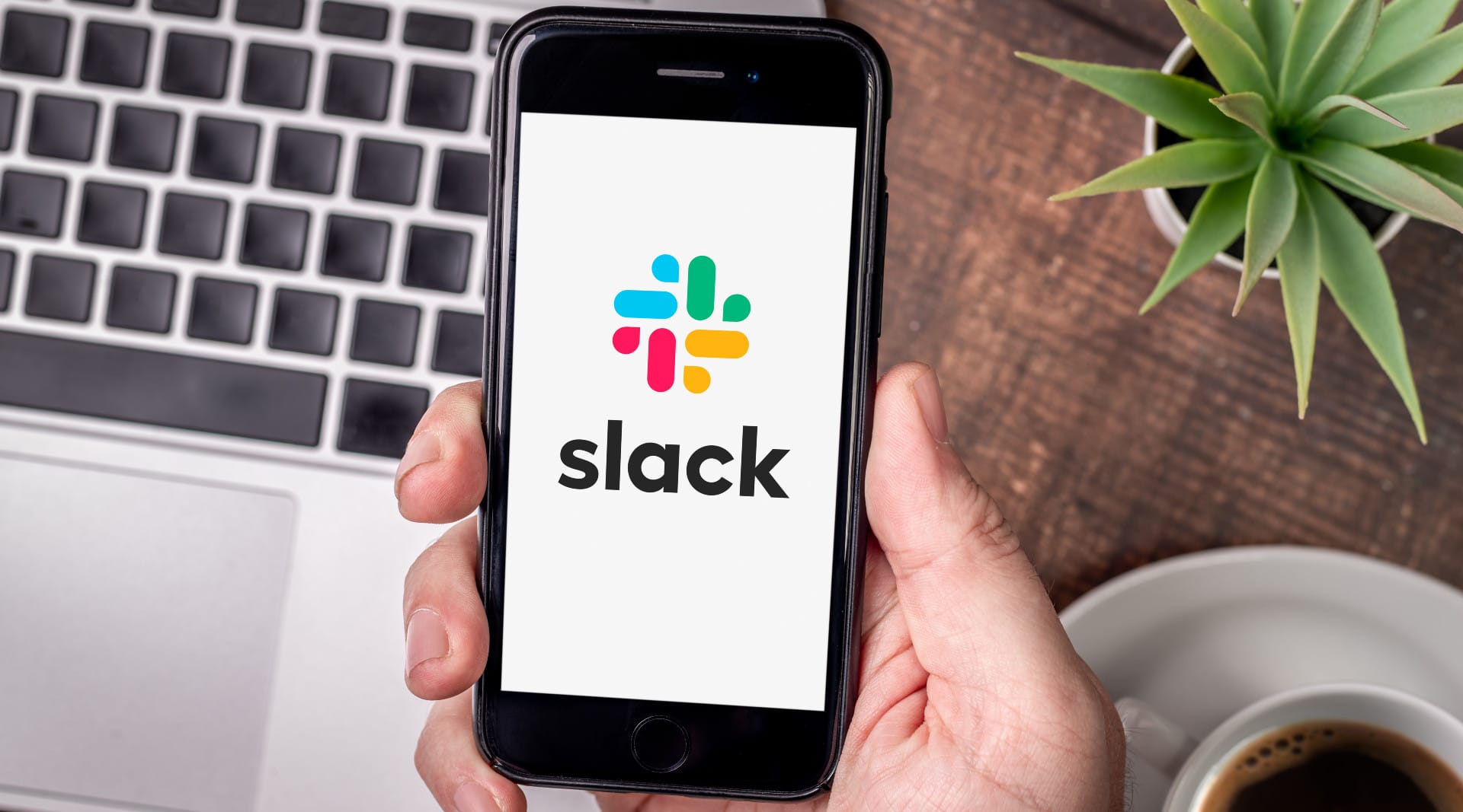 logo slack em smartphone