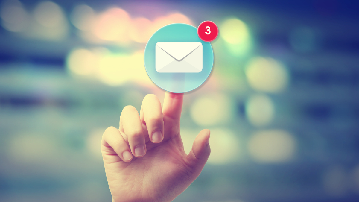 mão clicando no email