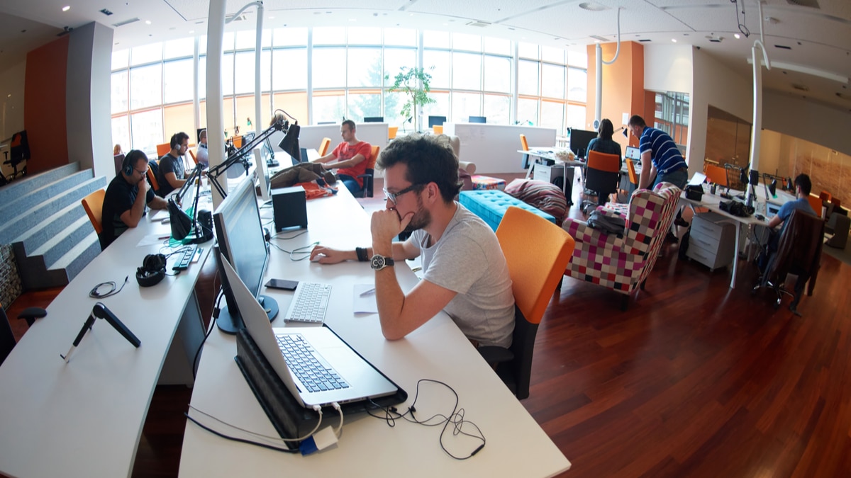 pessoas trabalhando startup