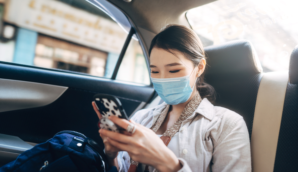 mulher asiática, uber, táxi