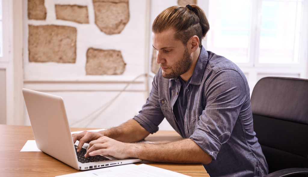 homem branco, programador, hipster
