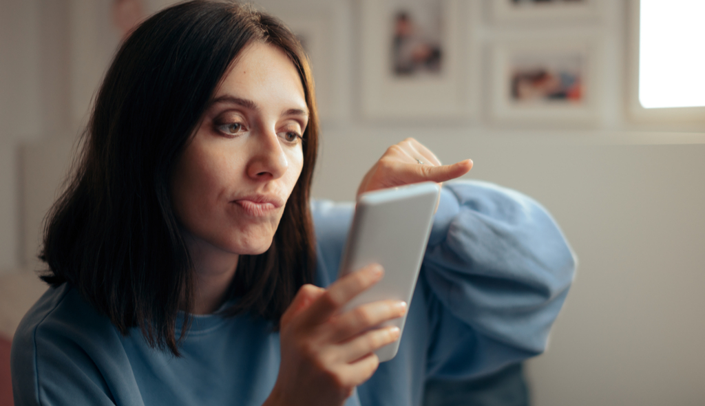 mulher, assédio, celular, incômodo