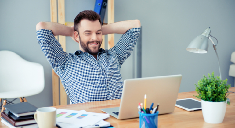 trabalhador de ti feliz