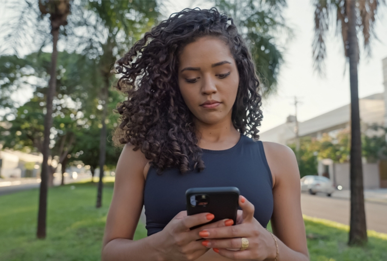 mulher, celular, smartphone, 5g