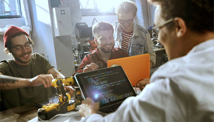 Mercado de TI sofre com baixa diversidade nas equipes, dominadas por homens brancos