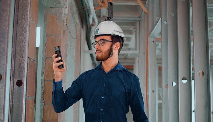 Profissional captura imagens de obras para a plataforma da Construct IN, usando capacete com câmera 360º - Foto: divulgação