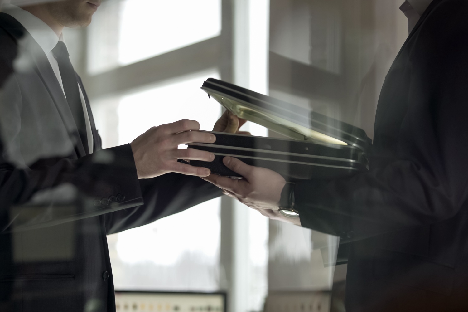 lavagem de dinheiro, suborno, negociata, crime, corrupção