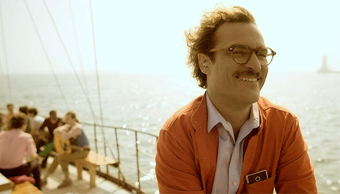 Os personagens Theodore e Samantha (no smartphone em seu bolso), no filme “Ela” (2013) - Foto: divulgação