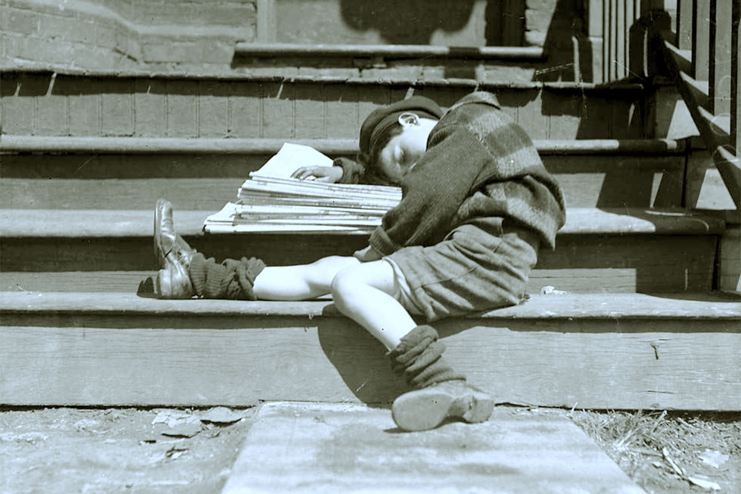 Entregador dorme sobre seus jornais, em imagem tirada em 1935 – Foto: City of Toronto Archives/Creative Commons