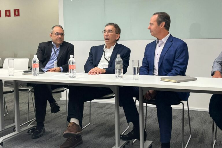 Leonel Oliveira, Andres Hurtado, e Chris Augenstein, da Nutanix.