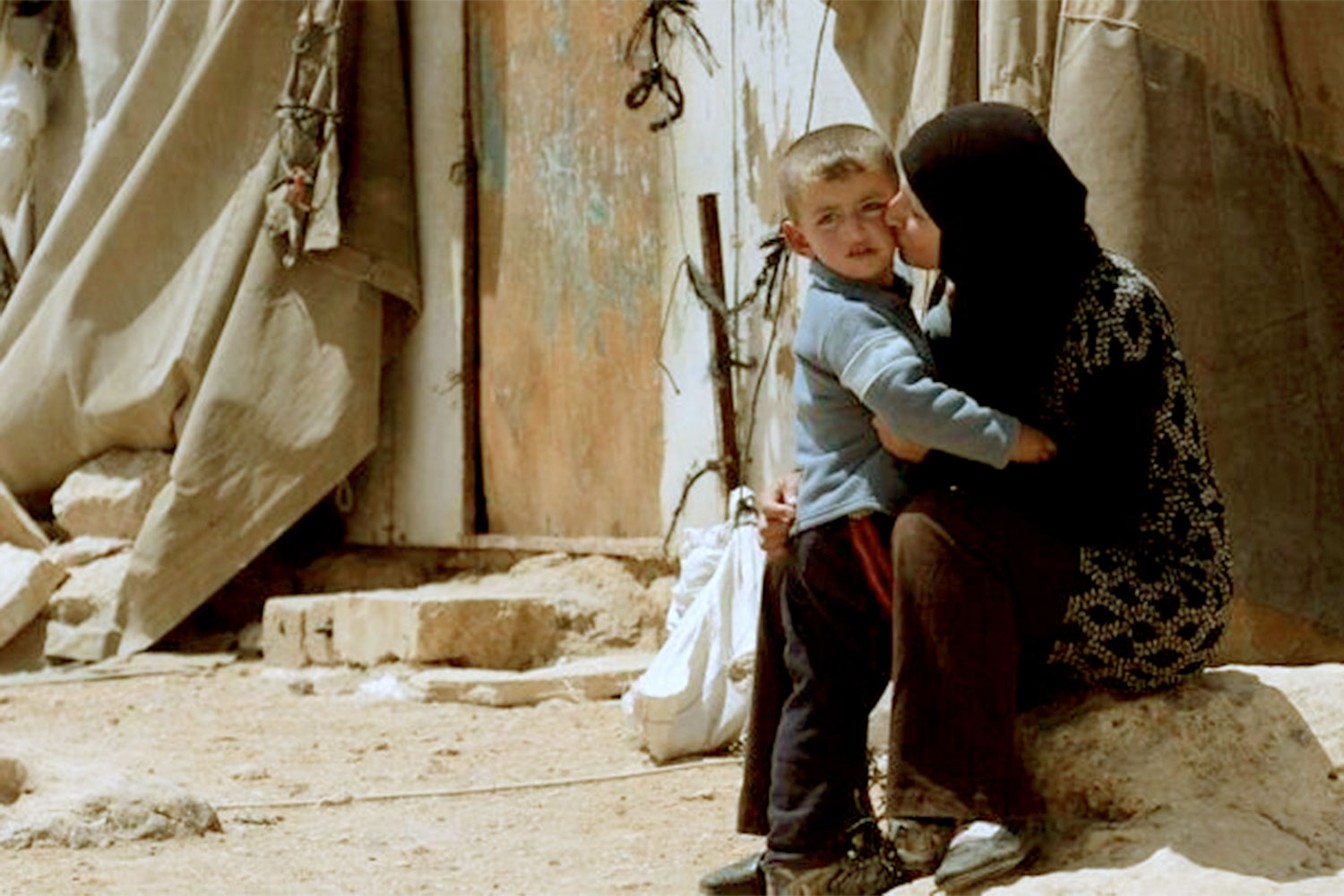 Mãe beija criança na Faixa de Gaza, de onde saíram os ataques terroristas do Hamas - Foto: Libertinus/Creative Commons. Guerra