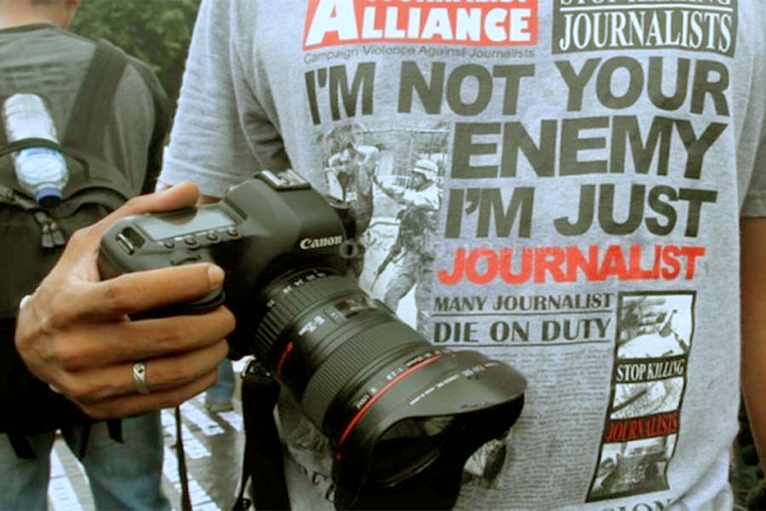 Um dos problemas derivados da queda na confiança na imprensa é a crescente agressão a jornalistas – Foto: reprodução