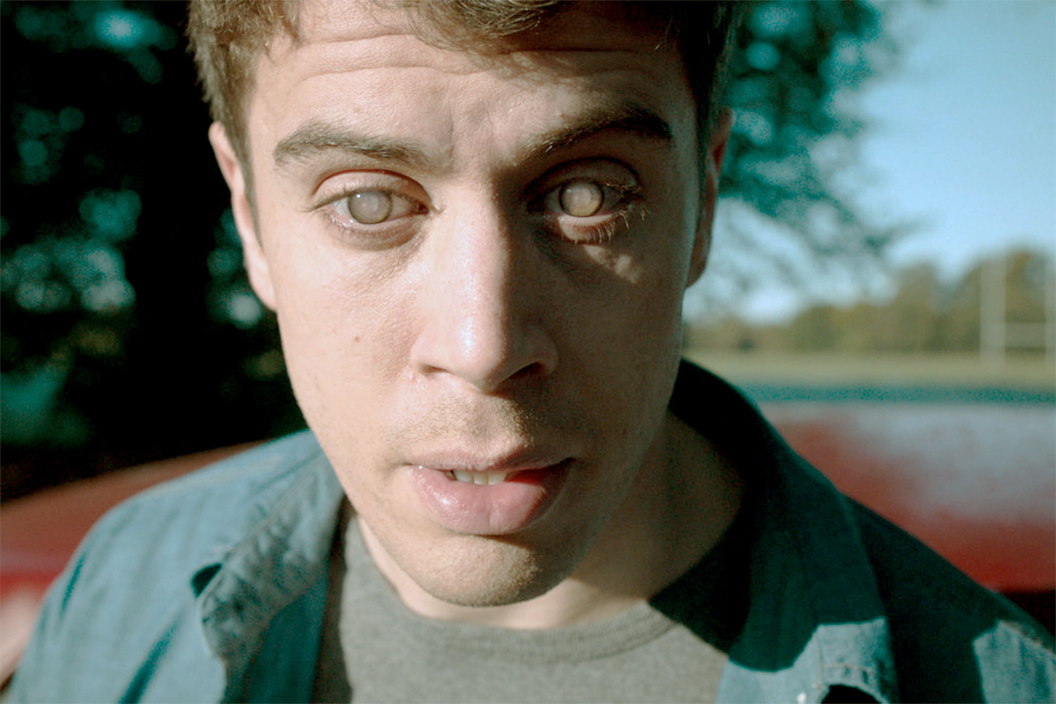 Cena de “Black Mirror”, em que se vê o implante ocular digital que aparece em vários episódios, com usos diversos - Foto: Reprodução