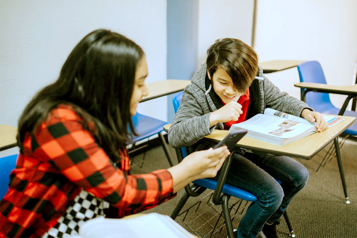 Alunos precisam de 20 minutos para se reconectar ao estudo depois de usar smartphones para outras coisas - Foto: RDNE/Creative Commons uso de tecnologia telas