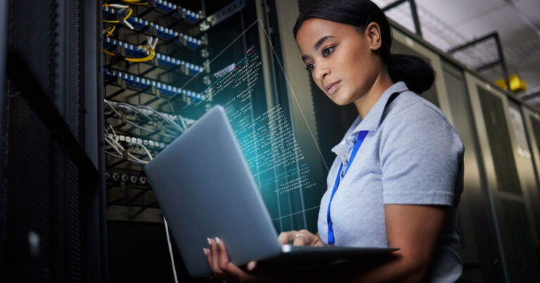 mulher em cibersegurança