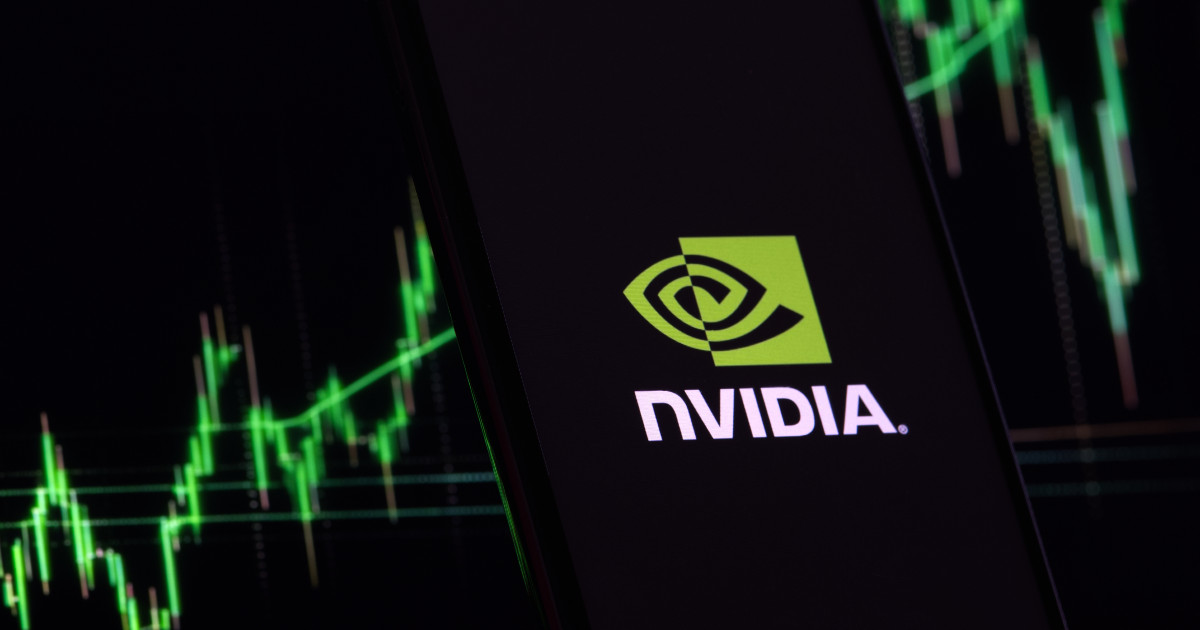 Imagem com o logotipo da Nvidia exibido em uma tela de dispositivo móvel no centro da composição. Ao fundo, há gráficos financeiros em verde, sugerindo análise de mercado ou valorização de ações da empresa. A imagem remete ao contexto financeiro e tecnológico da Nvidia (gartner)