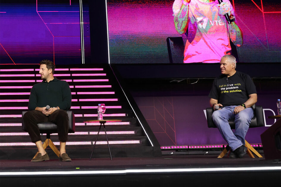 emprego Zack Kass (esquerda) e Uri Levine dividem o palco principal no fim do primeiro dia do VTEX Day, que aconteceu em São Paulo - Foto: divulgação