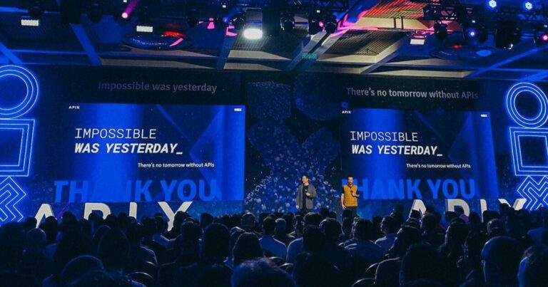 Fundadores da Sensedia no palco da APIX 2024. Foto: divulgação