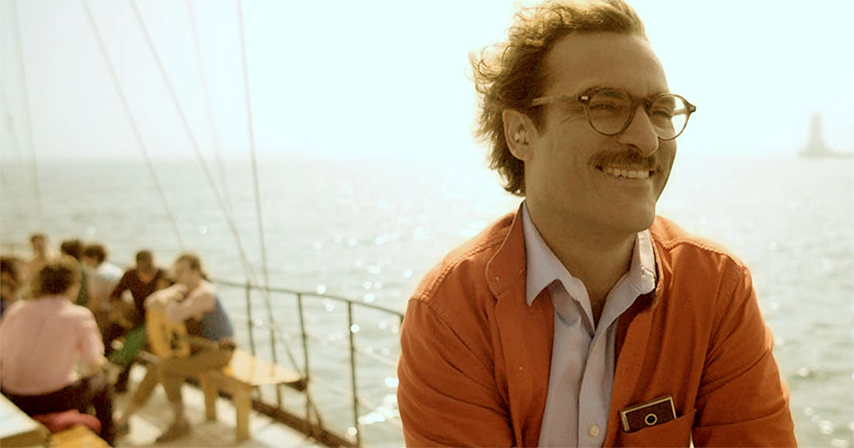 Theodore e Samantha (o sistema operacional do celular em seu bolso), em cena do filme “Ela” (2013) Foto: reprodução inteligência artificial