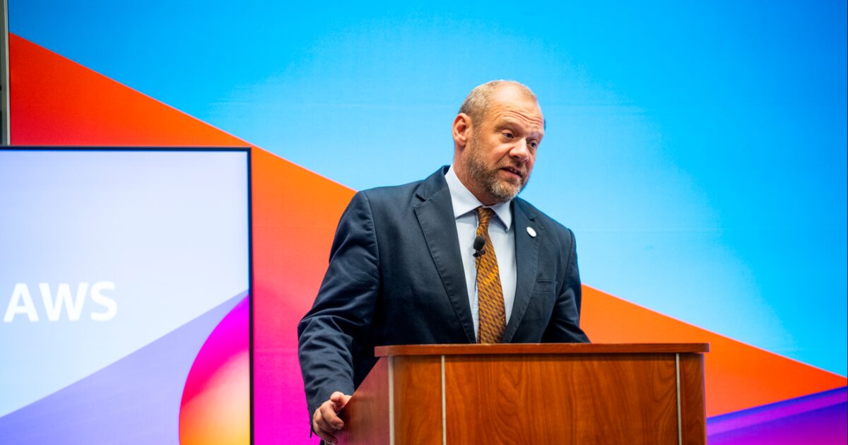 IA, IA Gen, Simon Conway, chefe do Programa de Desenvolvimento da Halo Trust durante a AWS Washington DC Summit