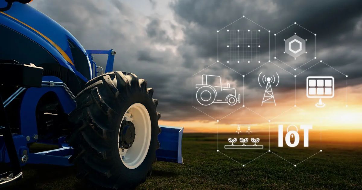 A imagem mostra um trator azul em um campo aberto ao pôr do sol, com um céu nublado ao fundo. Sobre a cena, há elementos gráficos representando a tecnologia IoT (Internet das Coisas) no agronegócio. Ícones em formato de hexágonos incluem um trator, uma torre de comunicação, painéis solares, sensores para monitoramento de plantações e conexões digitais. O destaque para "IoT" enfatiza a integração da automação e conectividade na agricultura moderna, visando eficiência e precisão no manejo agrícola (brasil, agronegocio, iot, agro)