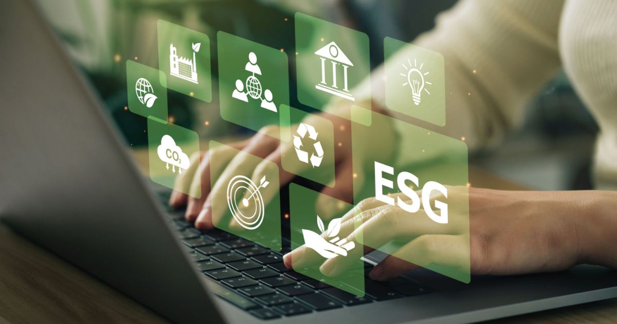 Imagem de mãos digitando em um laptop, com ícones holográficos relacionados a práticas ESG (ambiental, social e governança) flutuando sobre o teclado. Os ícones incluem representações de sustentabilidade, reciclagem, redução de CO2, comunidades e eficiência energética, destacando o conceito de responsabilidade corporativa (ESG, desenvolvimento, TI, tecnologia, Totvs, empresas)