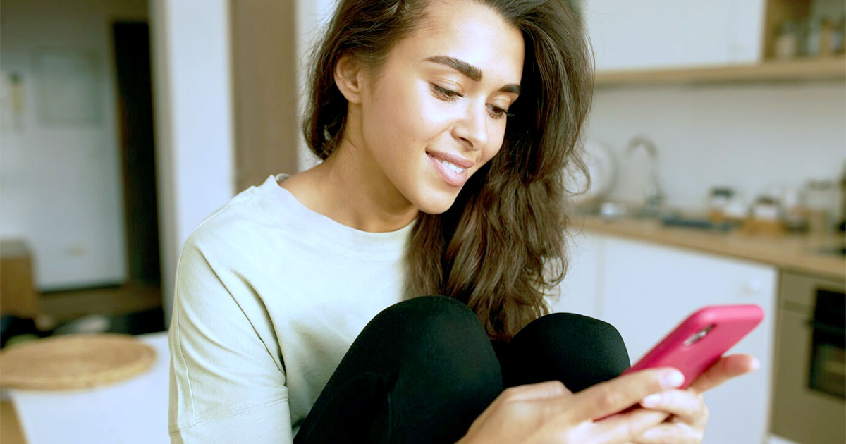 Empresas analisam como seguramos e digitamos em nossos celulares para confirmar nossa identidade - Foto: Shurkin Son/Creative Commonsm digitais