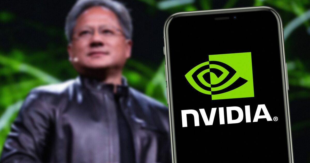 Logo da Nvidia exibido na tela de um smartphone em destaque, com fundo verde e preto. Ao fundo, uma figura desfocada de Jensen Huang, CEO da Nvidia, usando uma jaqueta de couro. A composição sugere um evento ou apresentação da empresa, simbolizando inovação e tecnologia de ponta.