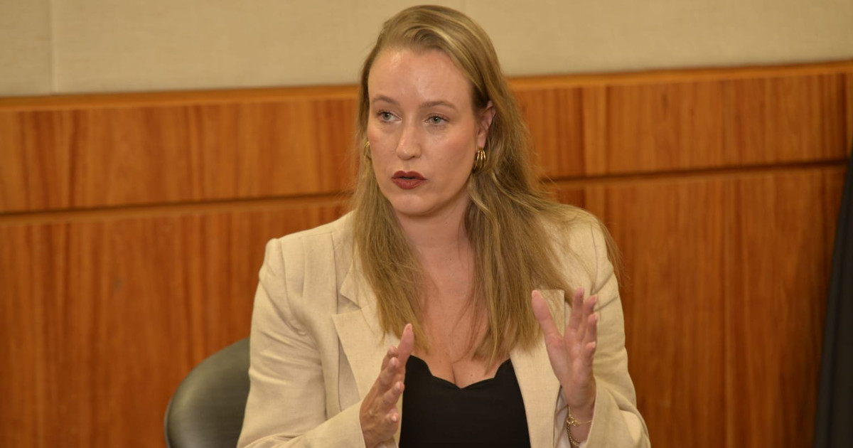 Ayleen Charlote, ativista antifraude e vítima do "Golpista do Tinder"