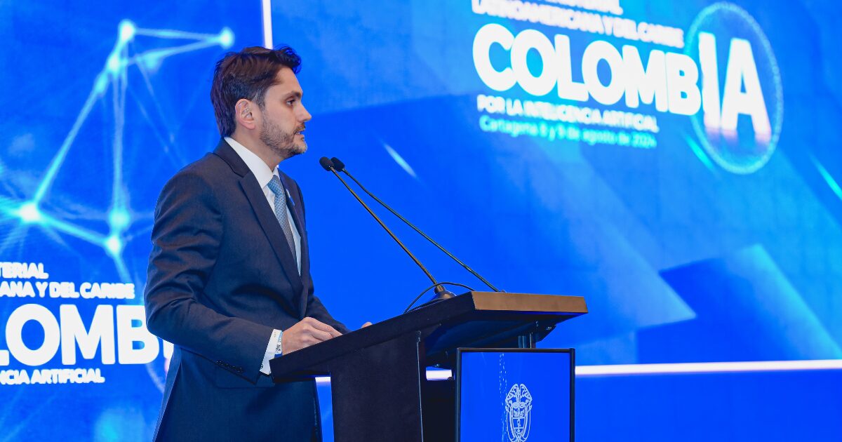 Ministro das comunicações, Juscelino FIlho, discursa em seminário na Colômbia.