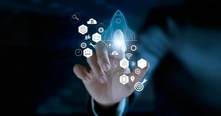 Imagem conceitual de inovação e startups, com uma mão apontando para um holograma de foguete cercado por ícones tecnológicos representando conectividade, engrenagens, comunicação e estratégias de negócios, em um fundo escuro (startup, inovação, foguete, rocket, startups, startups brasileiras, BTG Pactual, programa de aceleração)