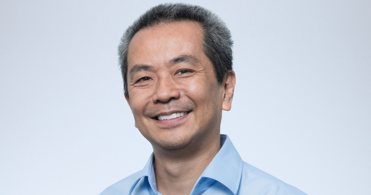 Helio Matsumoto, novo Chief Technology Officer (CTO) LATAM da Rimini Street, sorrindo em uma foto profissional. Ele veste uma camisa azul clara, com fundo branco, transmitindo uma expressão amigável e confiante (Helio Matsumoto, Sicredi, Grupo Fleury)