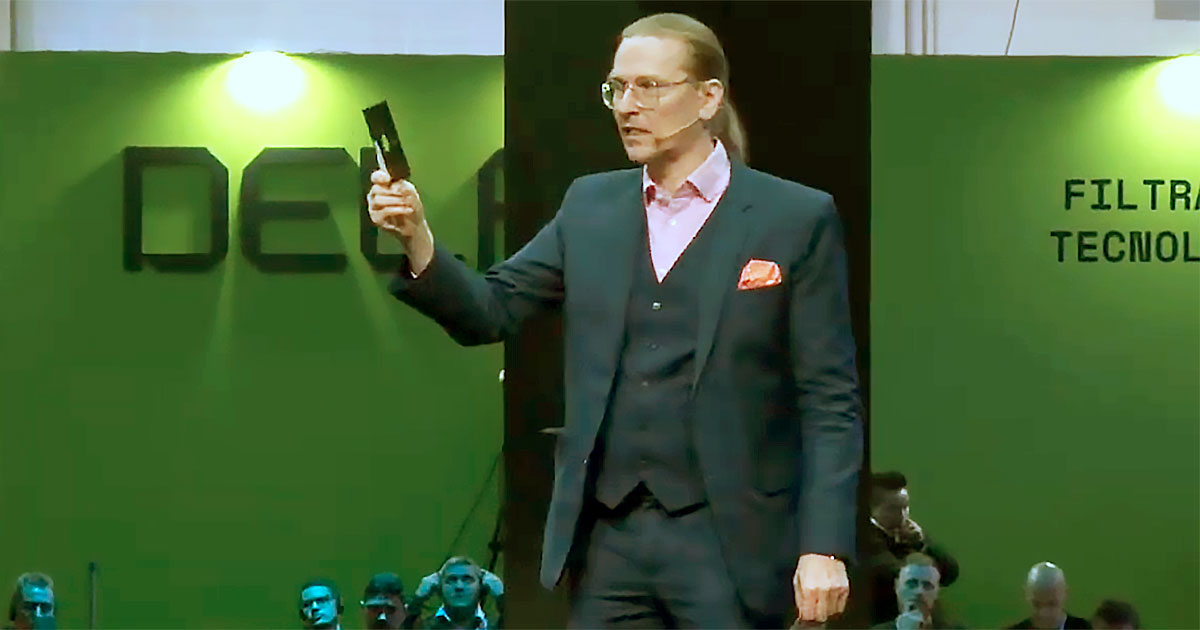 O finlandês Mikko Hyppönen mostra um disquete para relembrar o início de sua carreira, no palco do Mind The Sec - Foto: reprodução