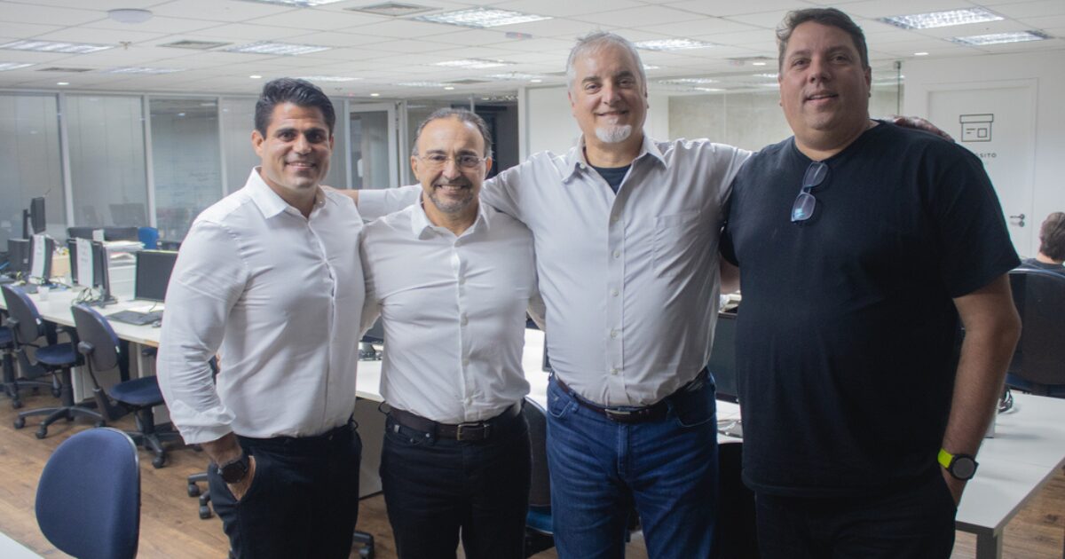 Da esquerda parra direita: Julio Britto Junior, CEO da Quality Digital; Cássio Pantaleoni, head de AI & Analytics, Quality Digital; Robin, Robin Way, CEO da Corios e Roberto Faria, VP comercial, Quality Digital. Créditos: Natan Lima