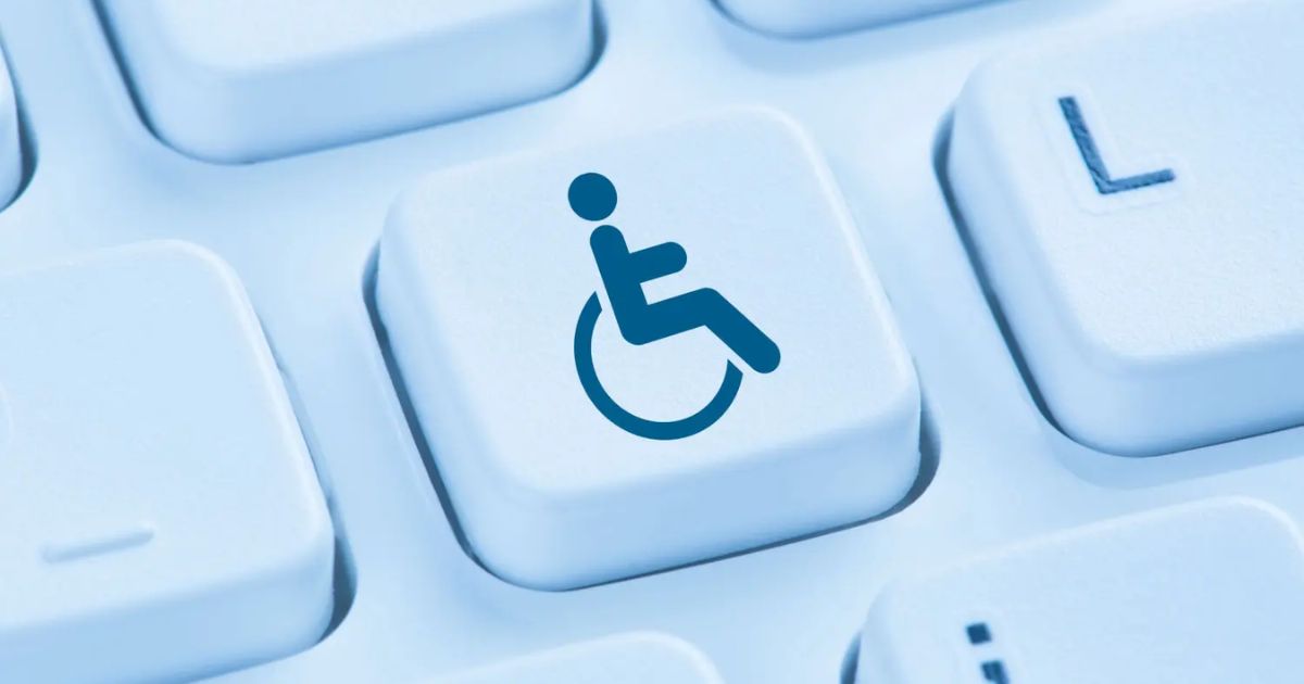 A imagem mostra um teclado de computador com um botão personalizado que possui o ícone de acessibilidade para pessoas com deficiência (PCD), representado por uma figura estilizada em cadeira de rodas. A tecla se destaca entre as outras, simbolizando acessibilidade digital e inclusão tecnológica para pessoas com deficiência ( brasil)