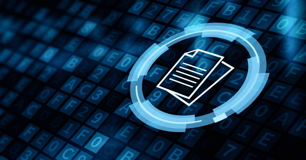 Imagem com fundo digital em tons de azul escuro, composto por uma grade de caracteres alfanuméricos que lembram códigos hexadecimais. No centro da imagem, há o ícone de dois documentos sobrepostos dentro de um círculo estilizado que remete a um elemento de interface digital ou cibernética, simbolizando arquivos digitais ou dados em ambiente virtual. (gestão de documentos, arquivos digitais, API, fiscais)