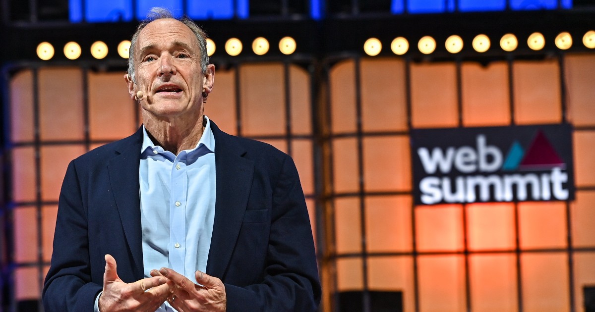 Tim Berners-Lee, criador da World Wide Web, falando no palco do Web Summit, com fundo iluminado e o logotipo do evento visível