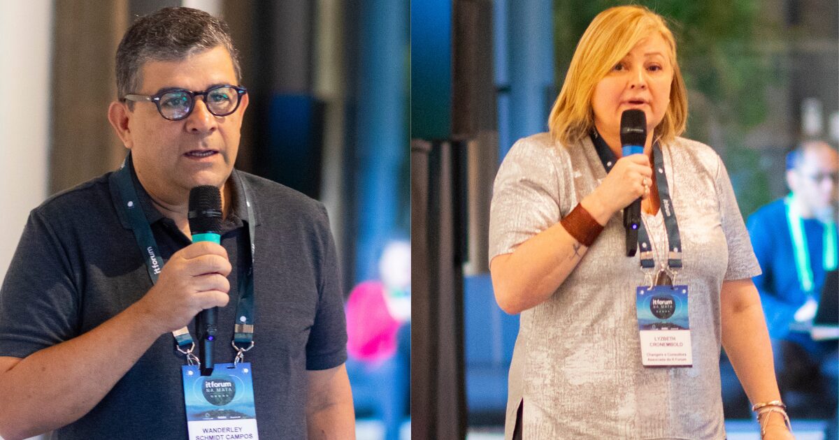 Na imagem, vemos dois palestrantes segurando microfones e usando crachás do evento IT Forum. À esquerda, um homem de óculos e camiseta preta, identificado como Wanderley Schmidt Campos, fala ao público sobre cultura data-driven. À direita, uma mulher loira de camiseta cinza e pulseira marrom no braço esquerdo, identificada como Lyzbeth Chromekold, também discursa. Ambos estão em ambientes internos, com um fundo levemente desfocado, o que indica um evento corporativo ou conferência.