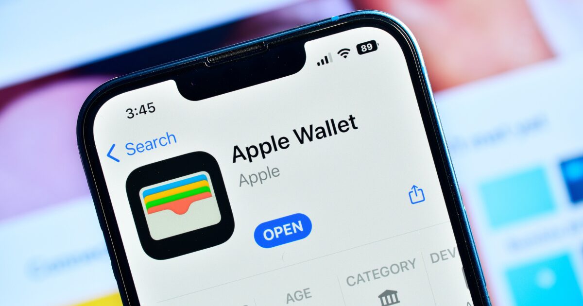 Tela de um smartphone exibindo o aplicativo Apple Wallet na App Store. O ícone do app é destacado, com o botão "Open" (Abrir) visível, indicando que o aplicativo já está instalado no dispositivo. (Cade investiga)