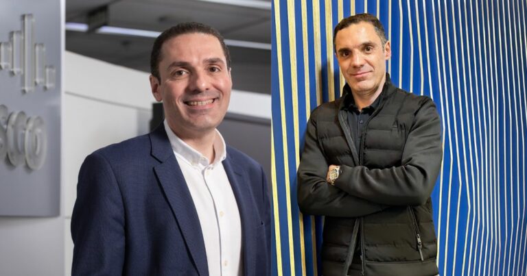 A imagem mostra os irmãos gêmeos Ricardo Mucci (à esquerda), da Cisco, e Fabio Mucci (à direita), da IBM. Ambos estão sorrindo, e Ricardo veste um terno escuro com camisa branca, enquanto Fabio está com um colete acolchoado preto e uma camisa preta. Eles estão em ambientes de trabalho distintos, mas o retrato mostra um contraste interessante entre os estilos de cada um.