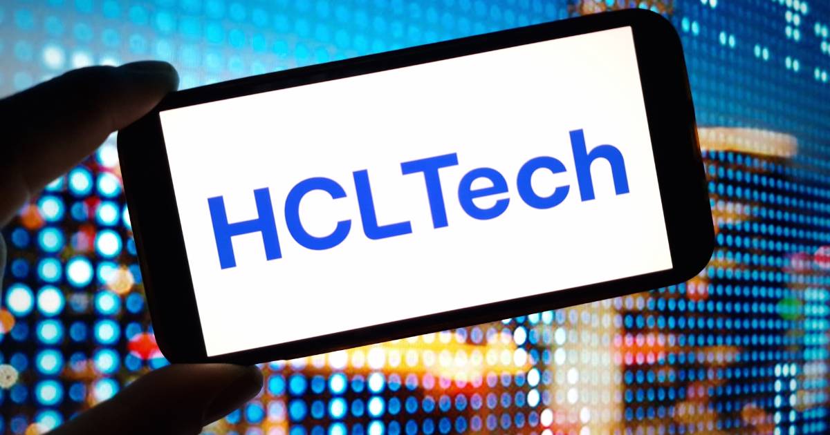 Smartphone com logo da HCLTech e fundo tecnológico