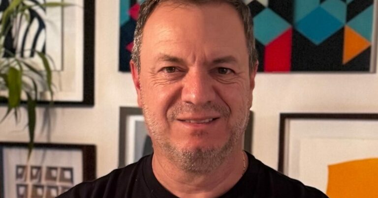 Marcelo Silva, country manager da Workiva, em foto de close, com fundo decorado por quadros coloridos e plantas