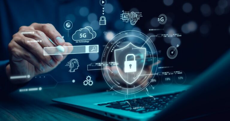 Mão segurando um ícone digital interativo em formato de escudo com cadeado, representando segurança digital, sobre um laptop. O fundo contém elementos tecnológicos como ícones de 5G, nuvem, inteligência artificial e gráficos, simbolizando conectividade, inovação e proteção de dados. (ANPD, TLS negócio, negócios)