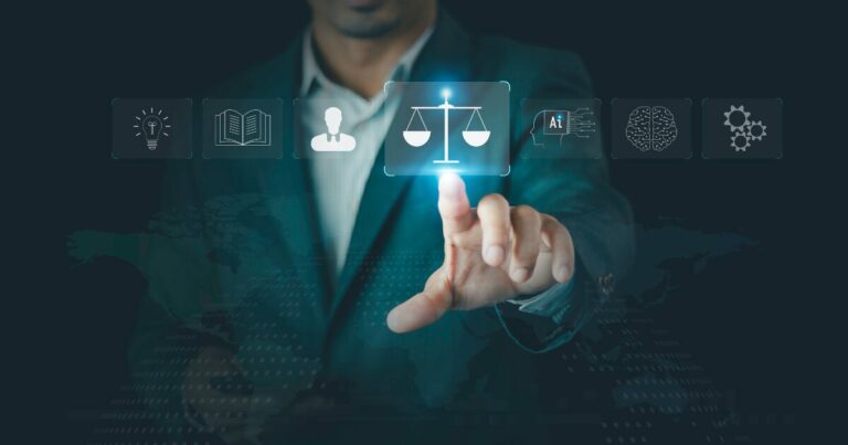 Imagem de um homem de terno interagindo com um holograma que exibe ícones digitais, incluindo uma balança de justiça iluminada ao centro, representando conceitos como tecnologia, inteligência artificial, direitos e tomadas de decisão (advocacia, lei, legislação, inteligência artificial, tendências)